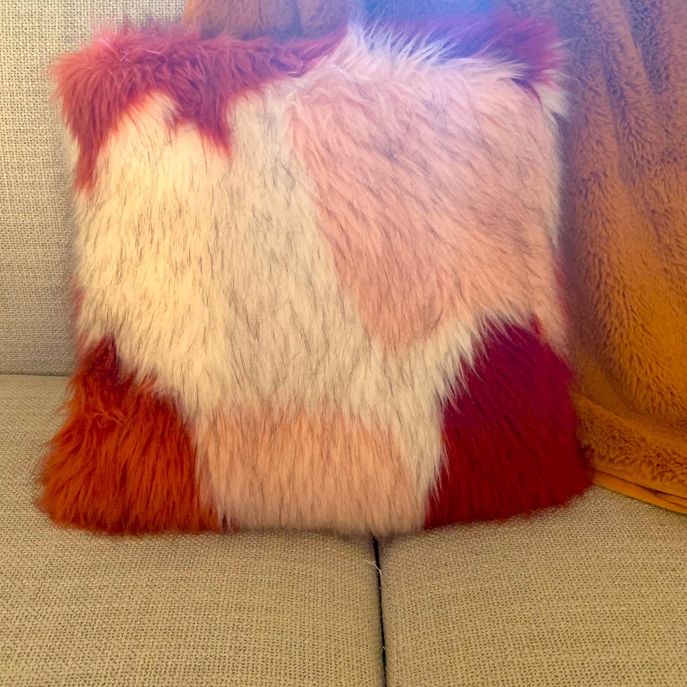 Like new throw pillows